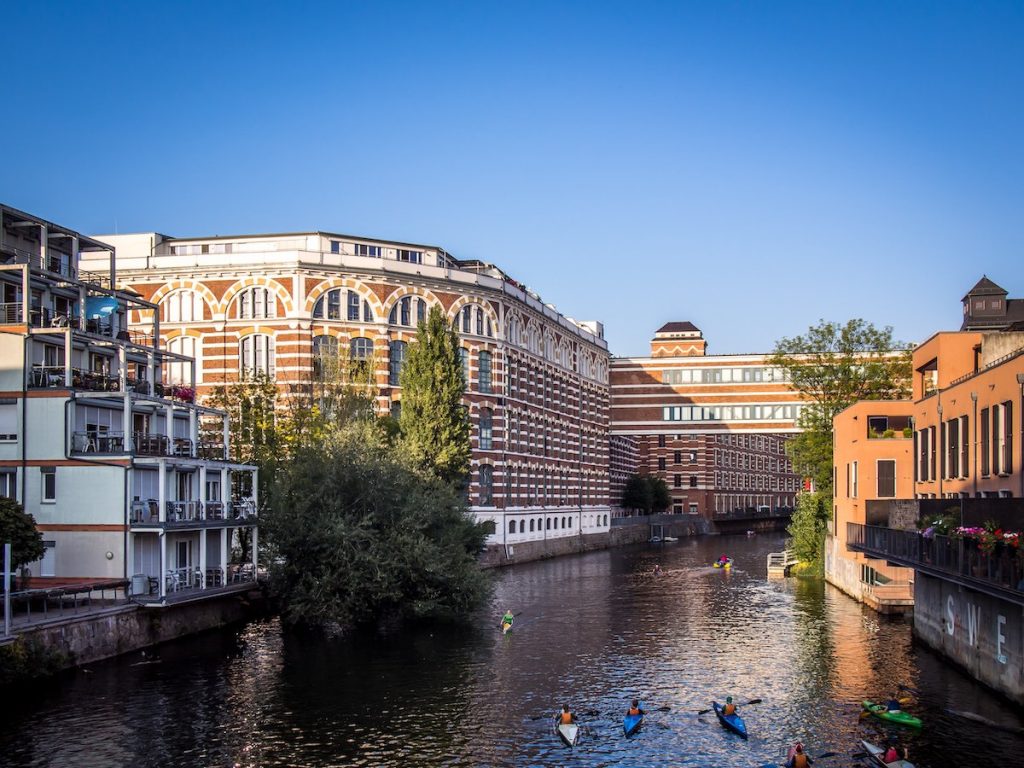 Lofts der alten Baumwollspinnerei Leipzig mit Paddelbooten auf der Weißen Elster